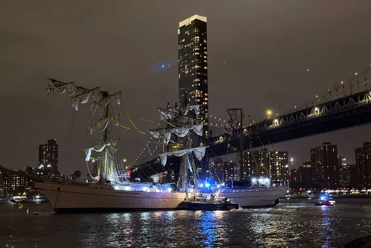 Brooklyn Bridge collision