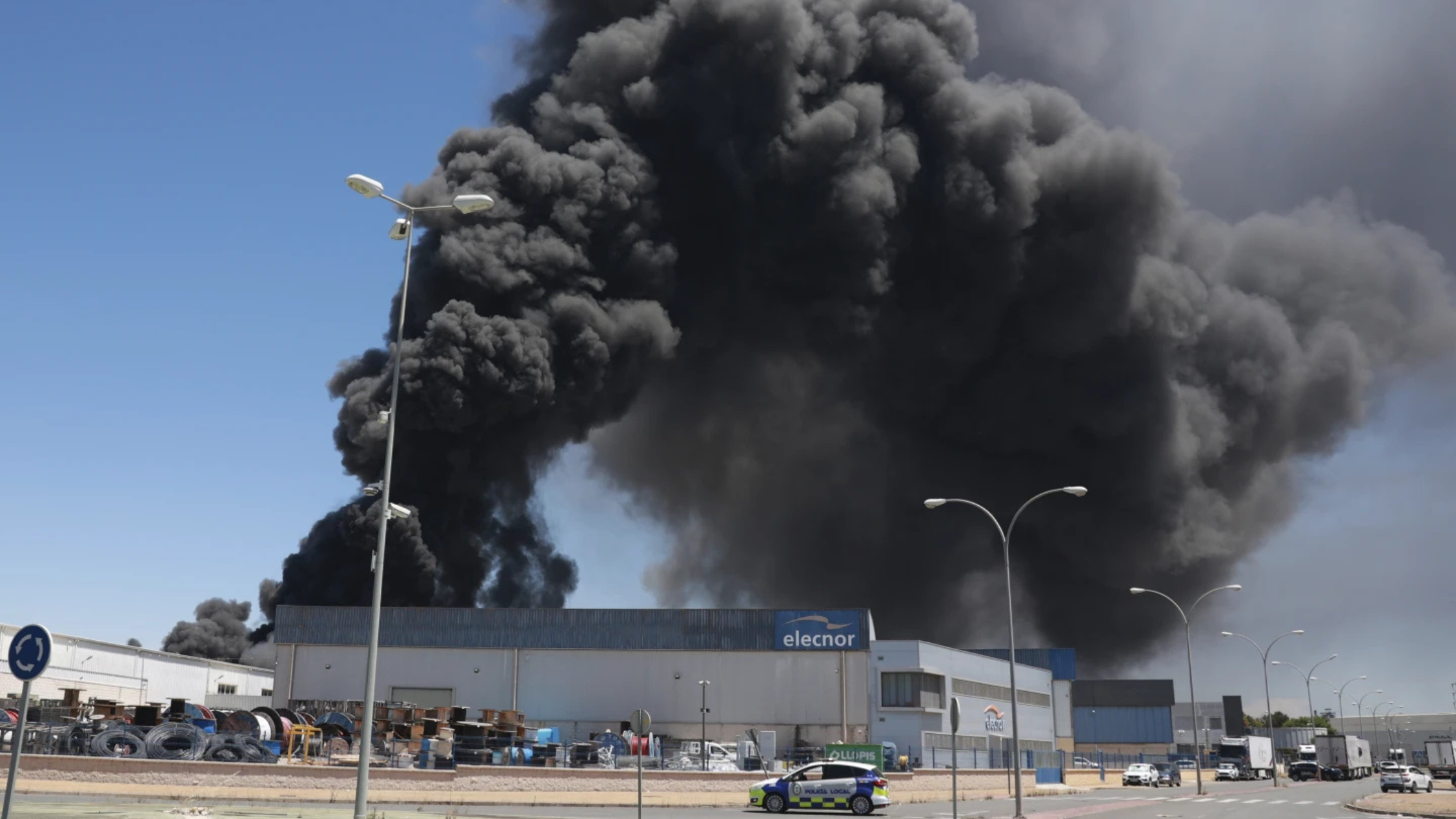 You are currently viewing Urgent Regional Health Alert in Spain After Massive Chemical Plant Explosion Near Seville — What Every Reader Must Know Now