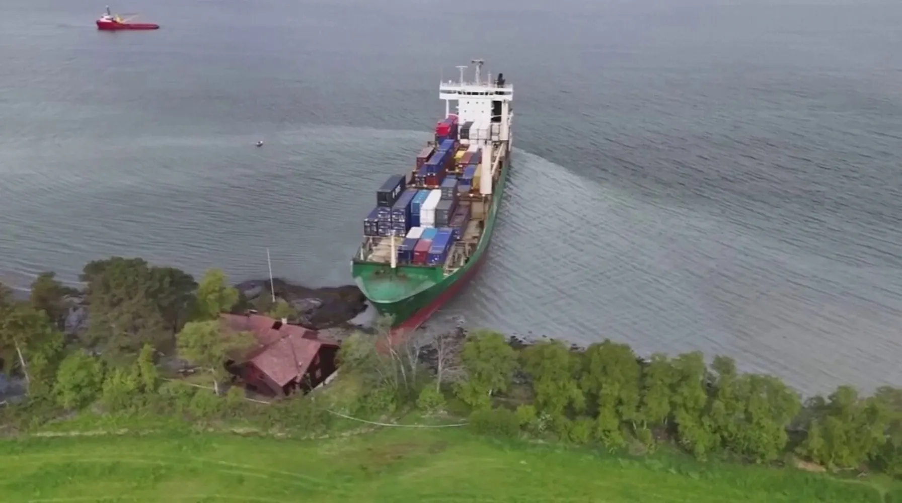 Read more about the article Norwegian Man Wakes to 443-Foot Cargo Ship in Backyard