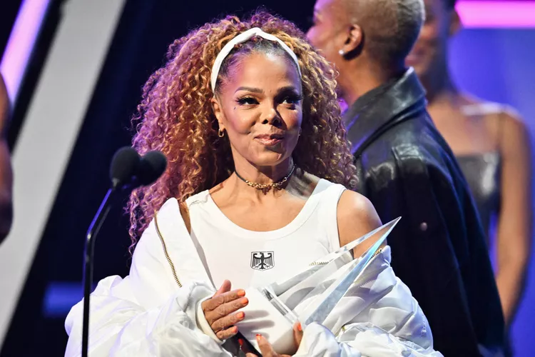 You are currently viewing Janet Jackson Receives Icon Award at the 2025 American Music Awards