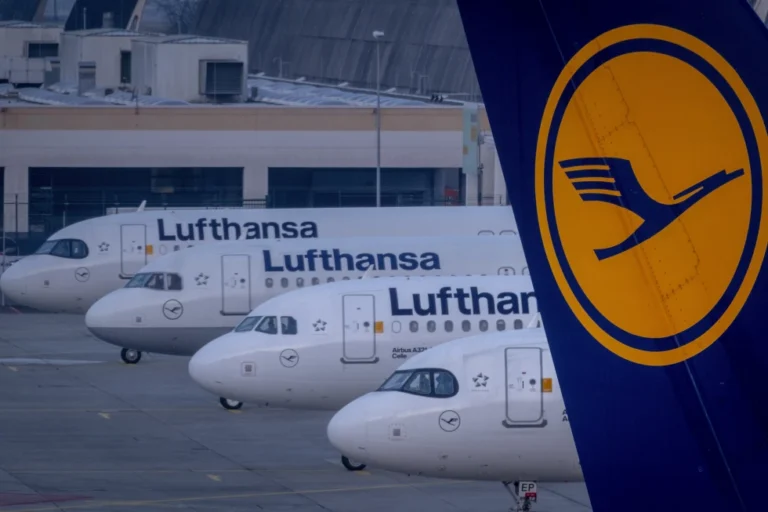 Lufthansa Flight Flies Without Pilot for 10 Minutes After Co-Pilot Faints Mid-Flight