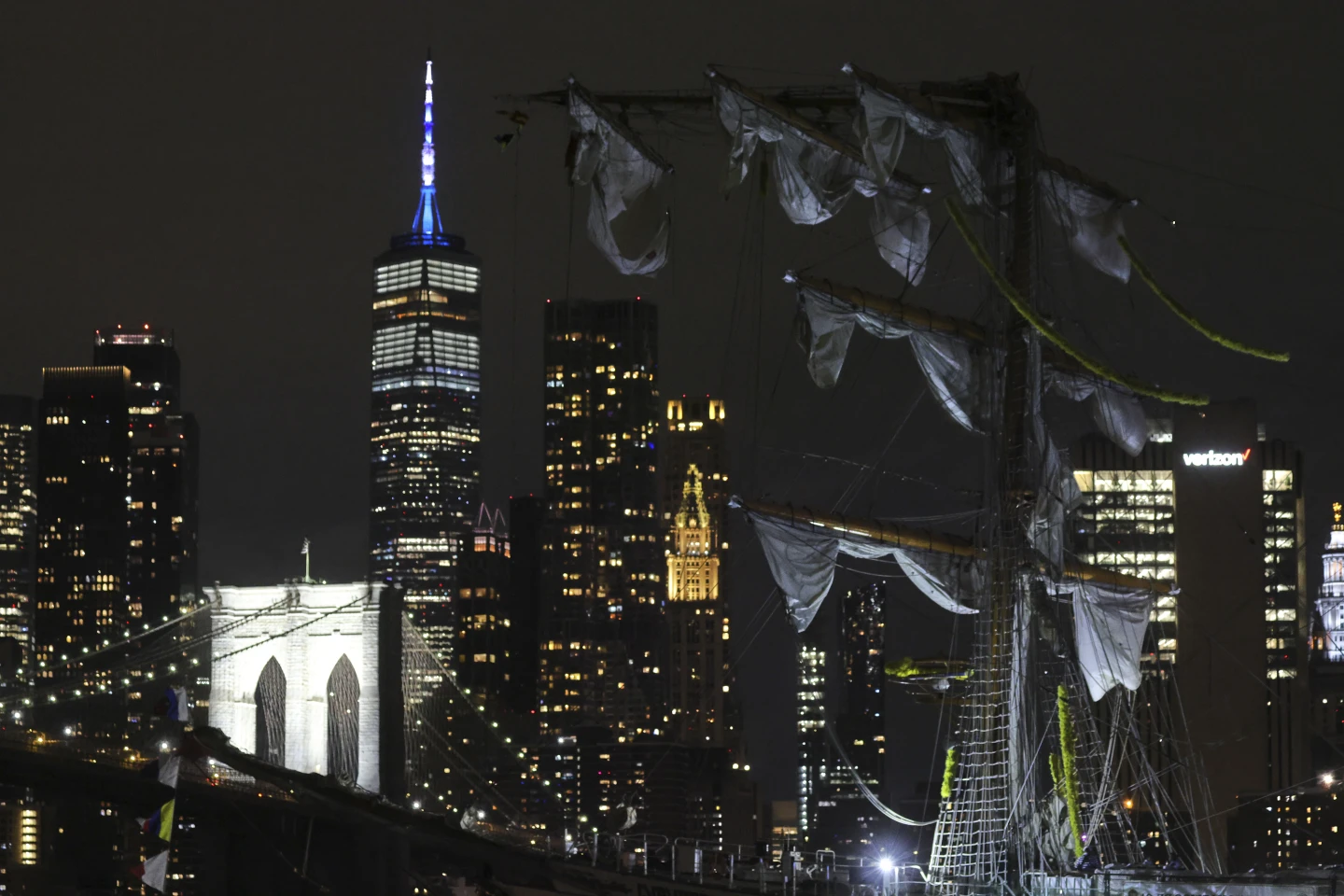 You are currently viewing Mexican Navy Ship Cuauhtémoc Collides with Brooklyn Bridge: Tragedy Strikes Iconic NYC Landmark