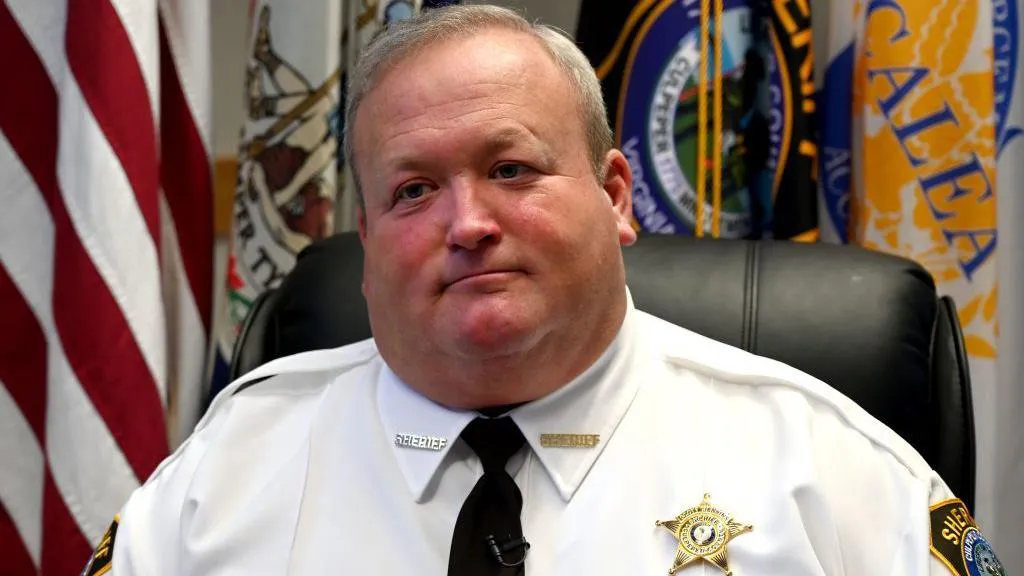 You are currently viewing Trump Pardons Former Virginia Sheriff Convicted of Bribery: A Controversial Decision Sparks Debate