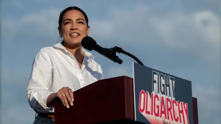 You are currently viewing AOC Backs Redistricting in Blue States to Counter GOP Gerrymanders