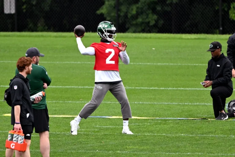 Jets express faith in Tyrod Taylor amid Fields injury