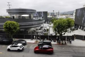 Read more about the article Tesla-Themed Diner Hollywood: A Savvy Fusion of EV Culture and SoCal Charm