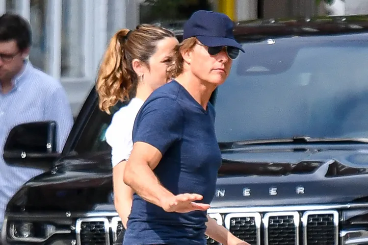 Tom Cruise & Ana de Armas Romance Confirmed With Vermont Hand‑Holding