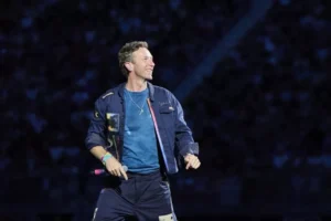 Read more about the article Coldplay kiss cam warning: Chris Martin playfully cautions fans amid viral CEO scandal