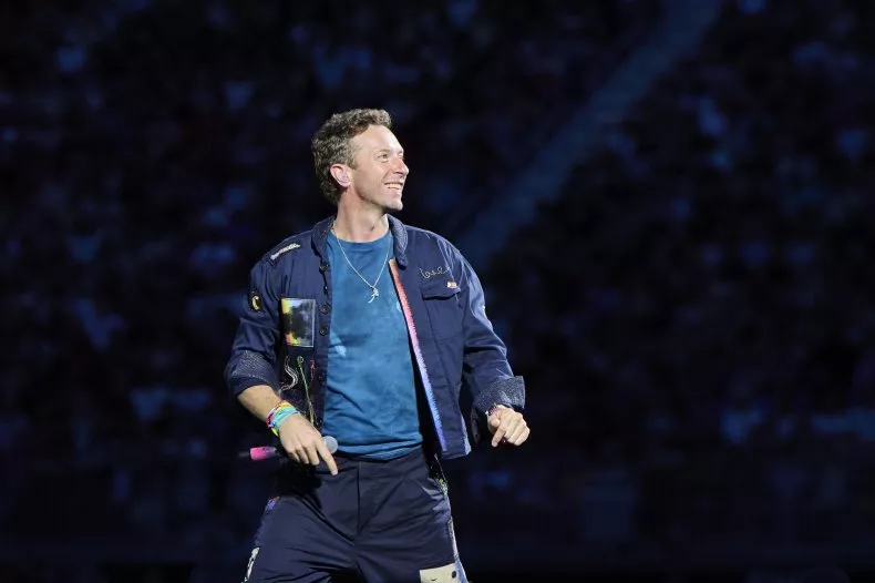 You are currently viewing Coldplay kiss cam warning: Chris Martin playfully cautions fans amid viral CEO scandal