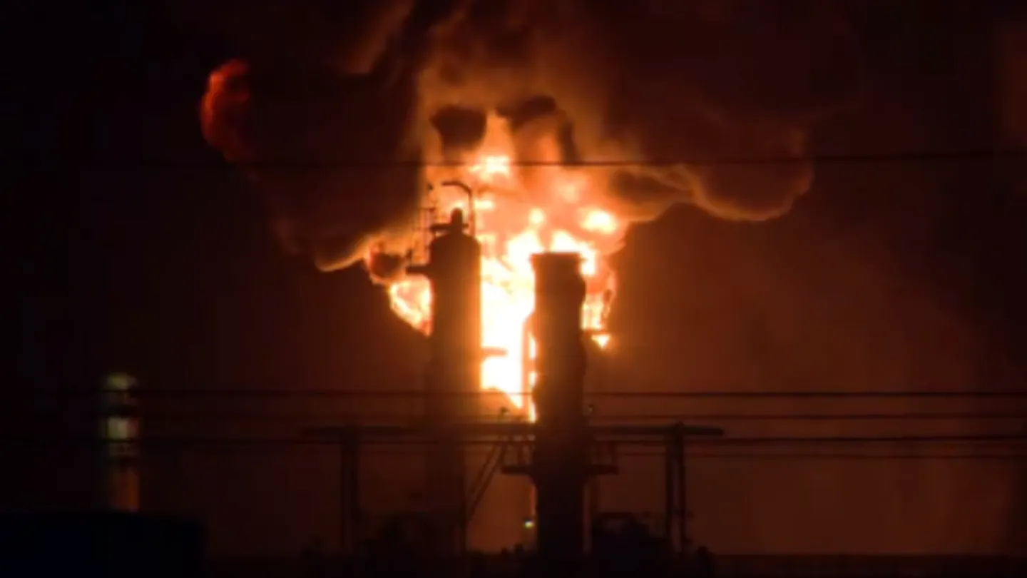 You are currently viewing Fire Erupts at Chevron Refinery in El Segundo, California