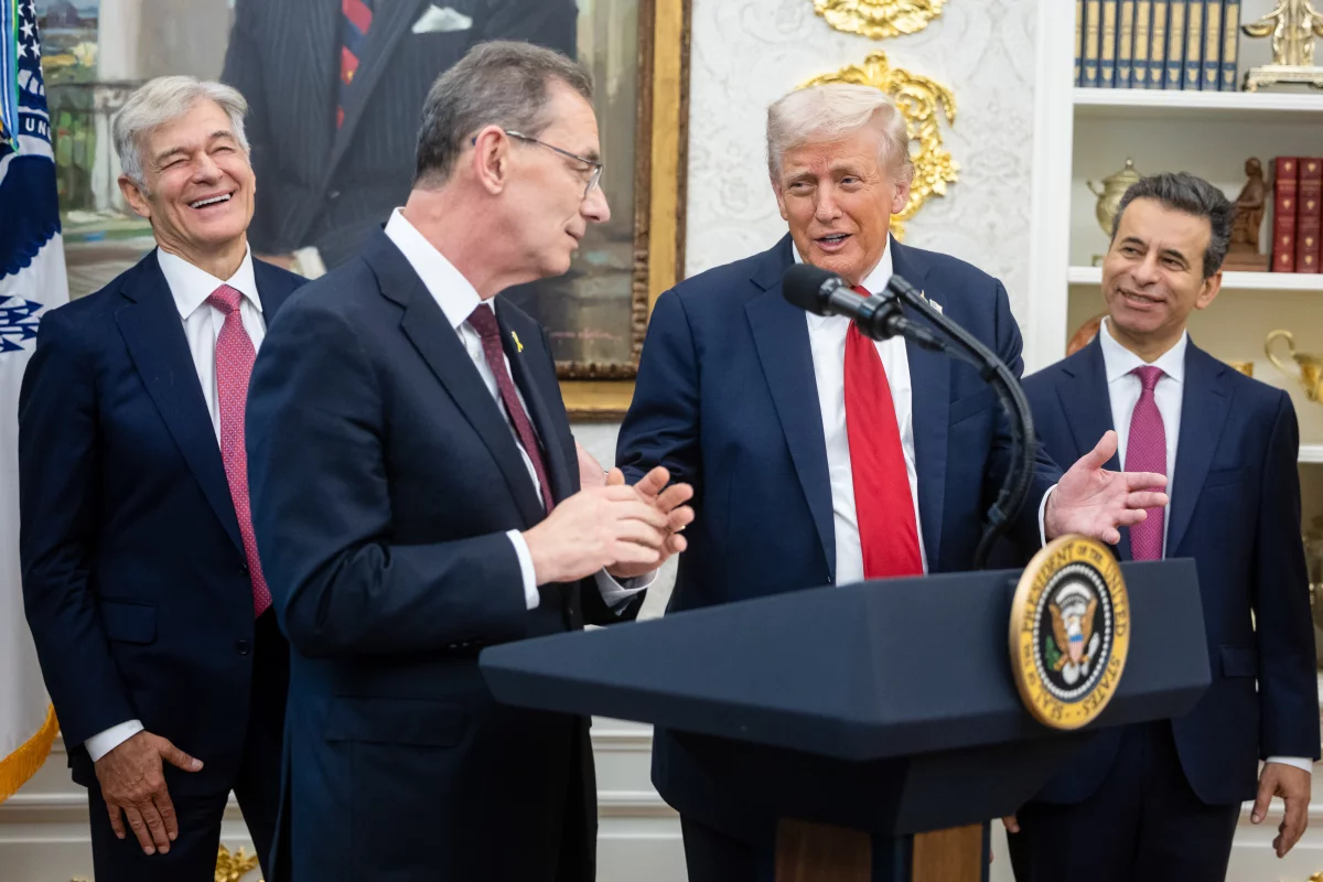 Read more about the article TrumpRx Rollout Stalls as Senators Warn of Possible Big Pharma Scheme and Patient Risks