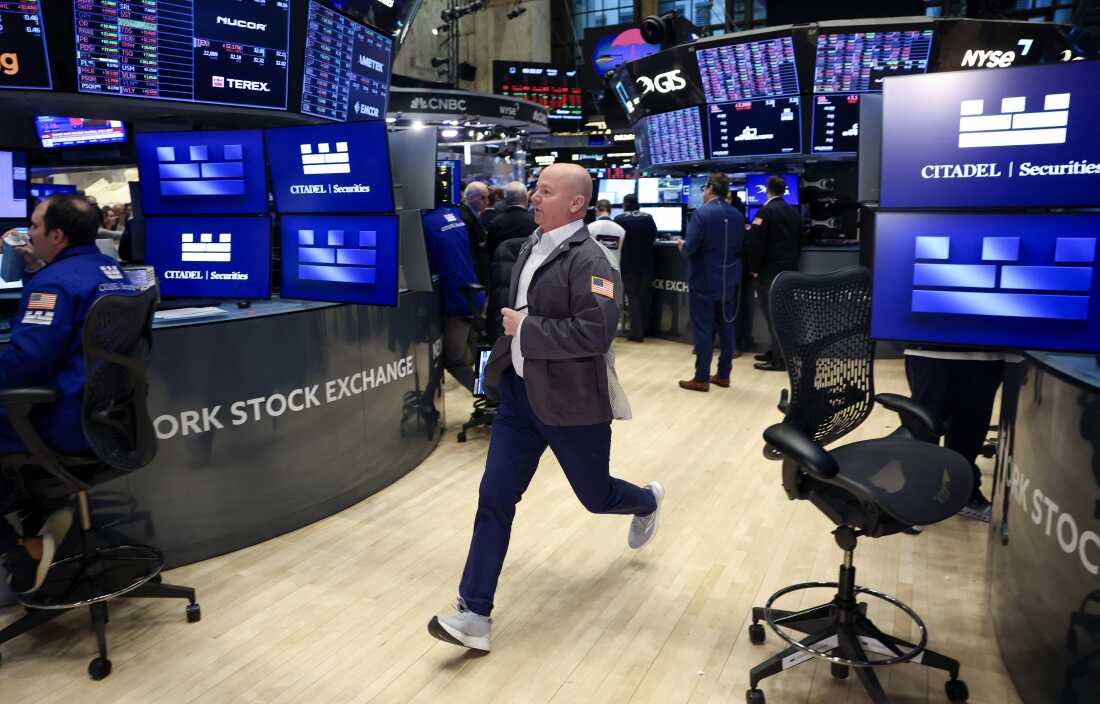 Read more about the article Tech Stocks Plunge as Dow, S&P 500 and Bitcoin Tumble in Market Shock