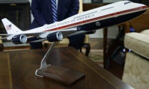Read more about the article Trump Approves Bold New Air Force One Paint Design, Replacing Iconic Kennedy-Era Look