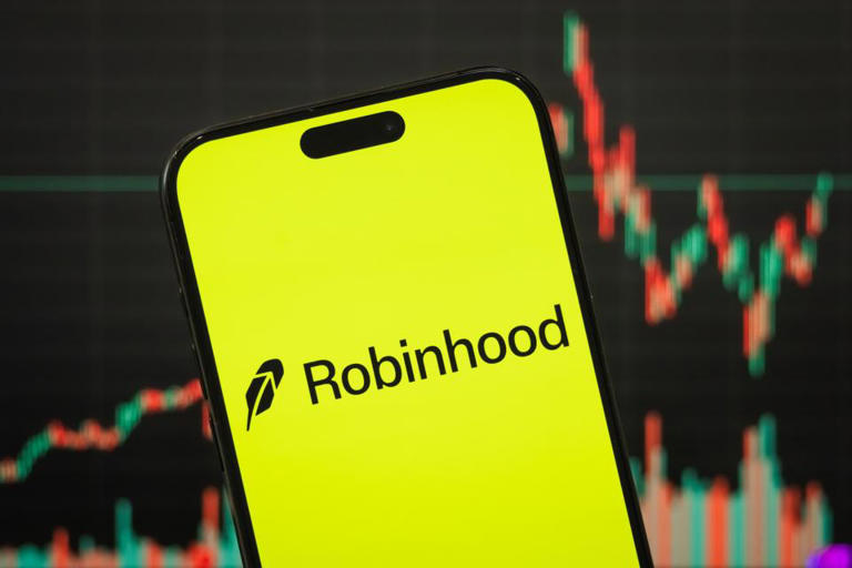 Read more about the article Robinhood Stock Slides as Bitcoin Falls, Raising New Fears for Retail Crypto Investors