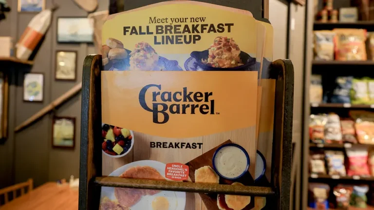 Cracker Barrel’s New Employee Travel Meal Rule Sparks Debate Over Costs, Culture, and Corporate Control