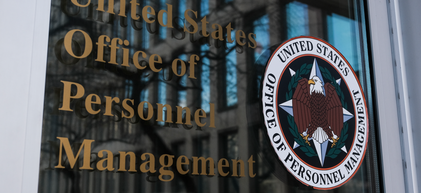 You are currently viewing Federal Workers Face Uncertainty as Courts Clash With Trump Over Union Contracts