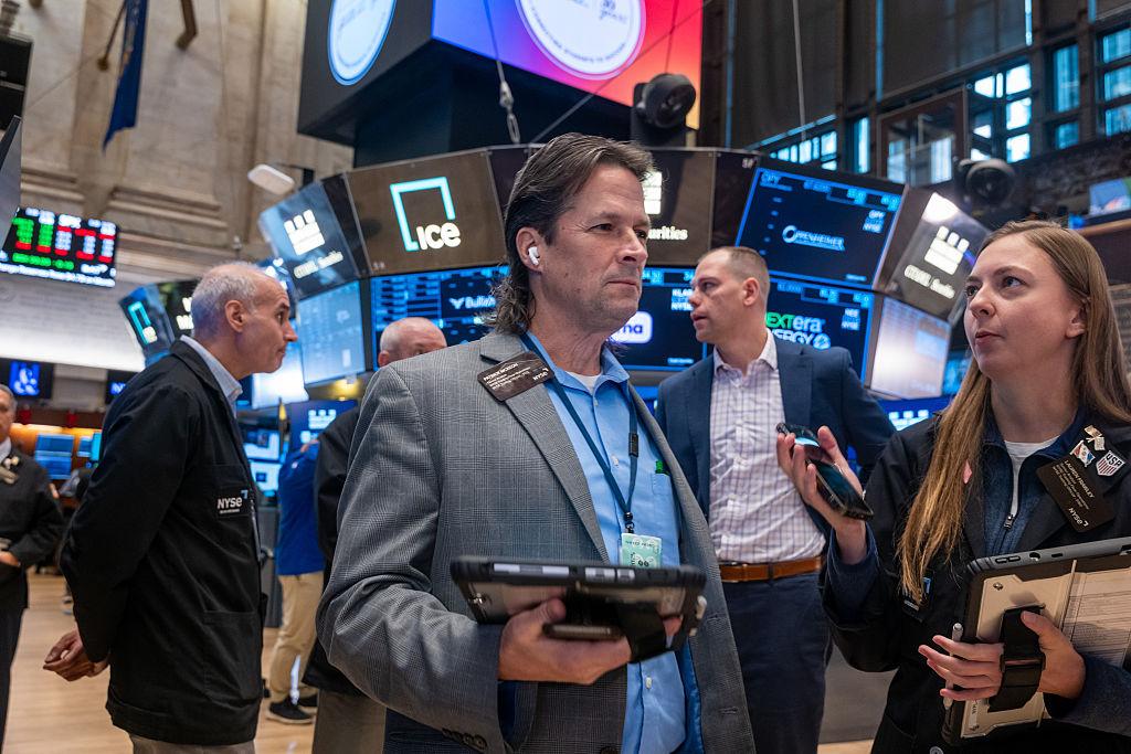 You are currently viewing How Executive Scandals Impact Stock Prices, Corporate Governance, and Investor Confidence in U.S. Markets