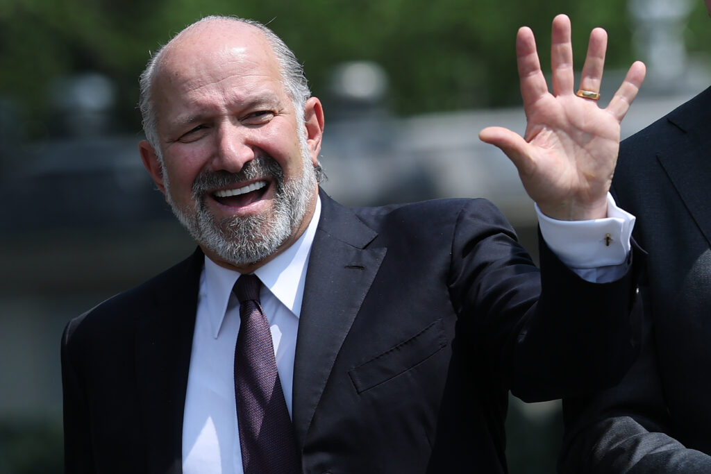 Howard Lutnick Admits Epstein Island Visit, Faces Bipartisan Resignation Pressure