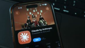 Read more about the article Claude Overtakes ChatGPT to Become #1 App as Pentagon Controversy Sparks User Backlash