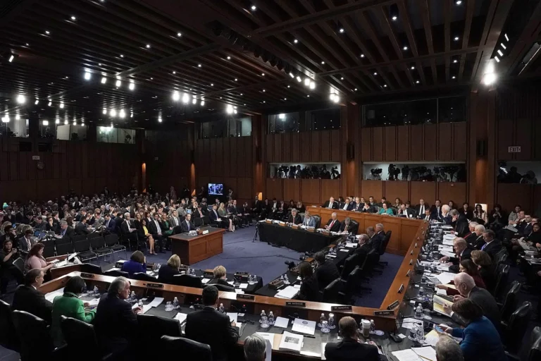 Meta’s $310 Billion Crash Sparks ‘Tobacco Moment’ Fears — Should Investors Exit or Double Down?