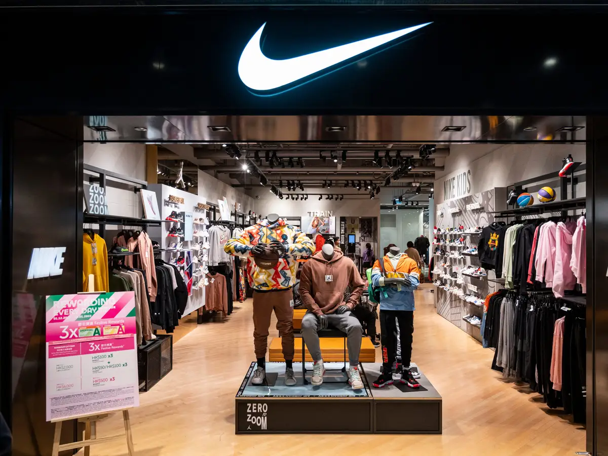 Read more about the article Nike Earnings Shock: Weak China Demand vs US Recovery — Should Investors Buy or Avoid NKE Now?