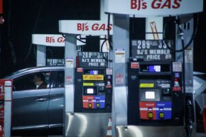 Read more about the article Gas Prices Spike Across the US—Will Inflation Surge Again and Force the Fed to Delay Rate Cuts?