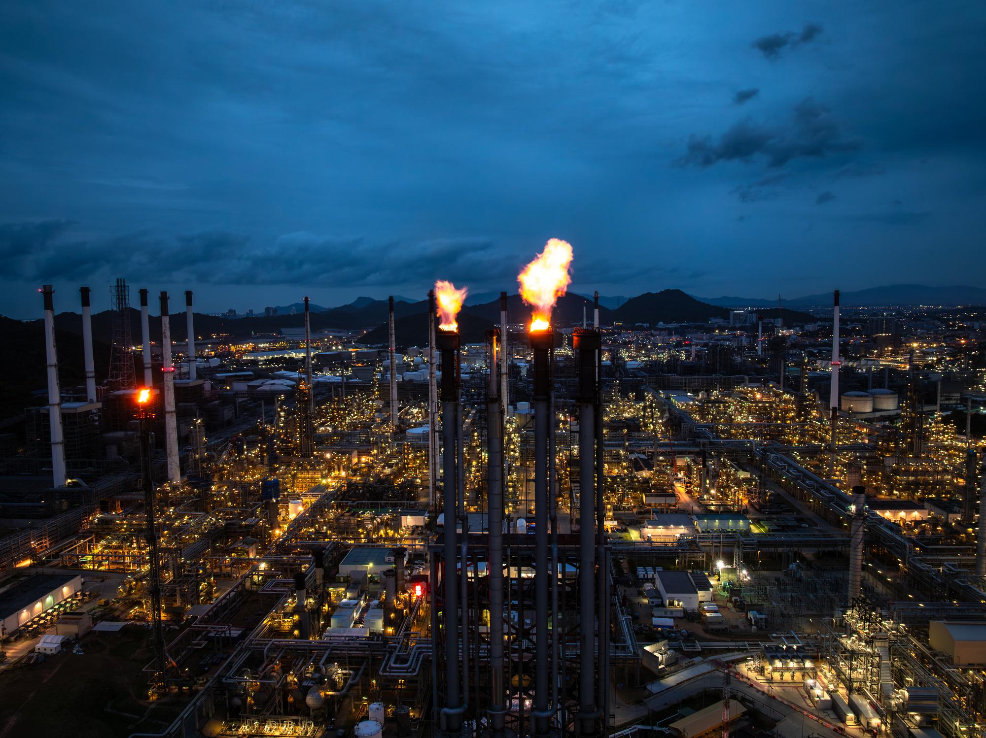 Dow, Nasdaq, S&P 500 Analysis: What Smart Investors Are Watching Amid AI Disruption and Rising Oil Prices