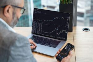 Read more about the article Stock Market Strategy 2026: Where Smart Money Is Moving Amid AI Disruption, Geopolitical Risks, and Volatility