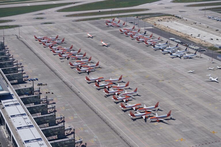 White House Considers Emergency Powers to Rescue Airlines — Could Government Intervention Shake the US Economy?