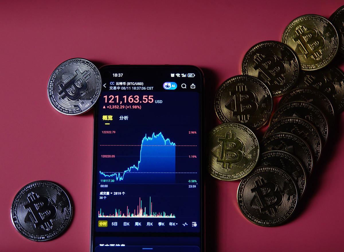 You are currently viewing Bitcoin Breaks $76K as Crypto Stocks Explode: Is This the Start of the Next Bull Run?