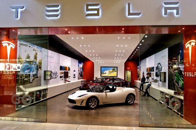 Read more about the article Tesla’s Direct Sales Model Is Disrupting the Auto Industry — Why Dealerships Are Panicking