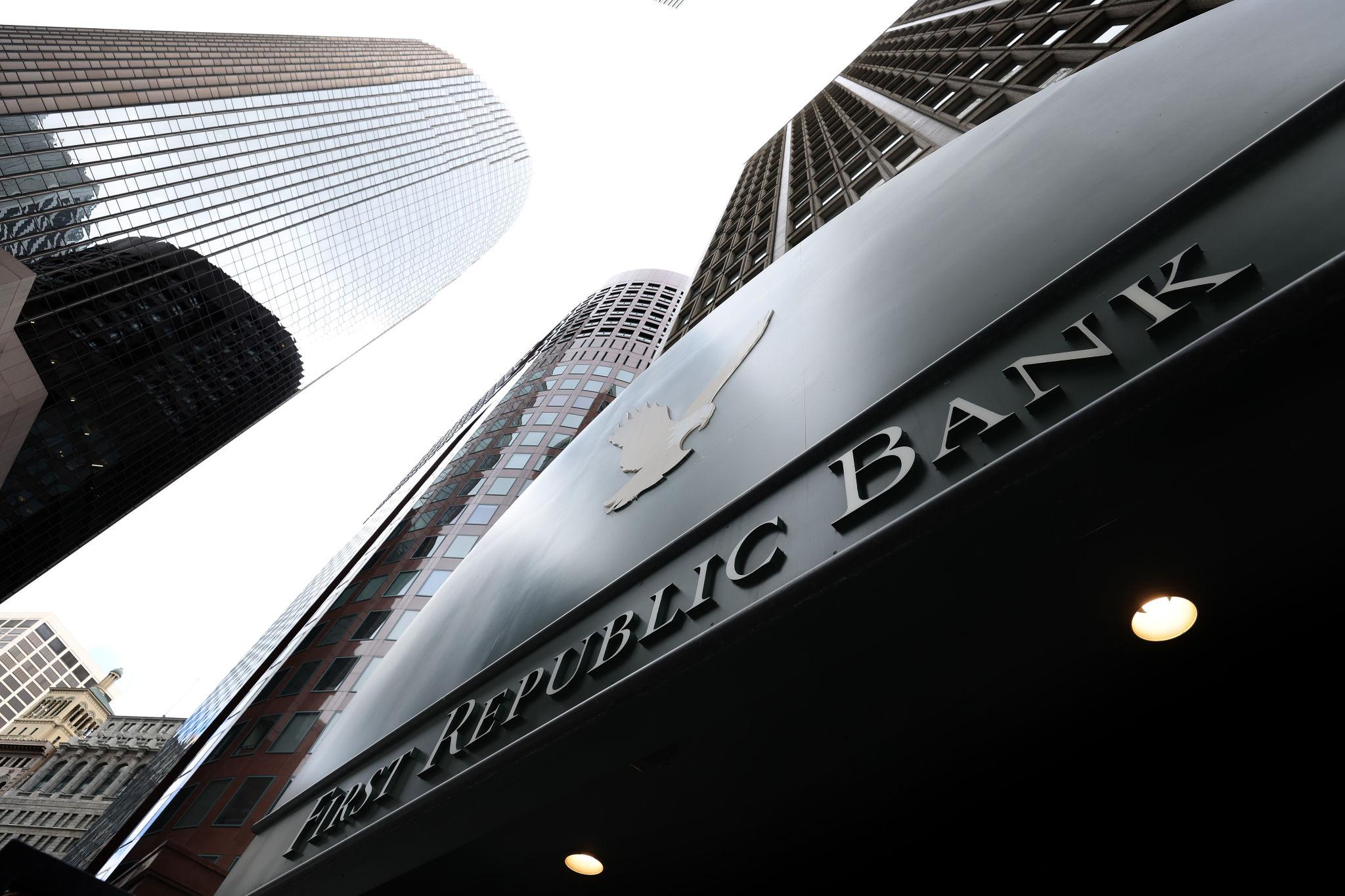 You are currently viewing Regional Banks Under Pressure: Can Rising Interest Income Offset Hidden Risks in 2026?