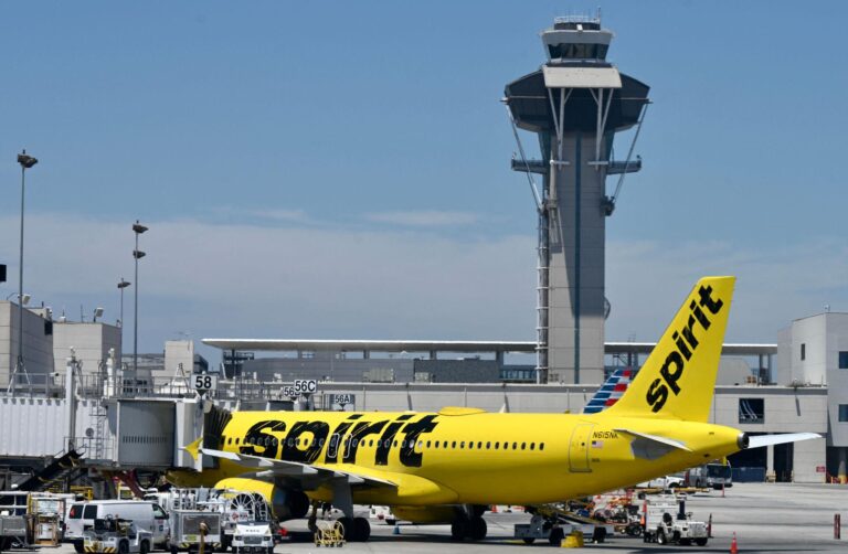 Trump Weighs Airline Rescue as Trade Tensions Rise — What It Means for US Aviation and Global Markets