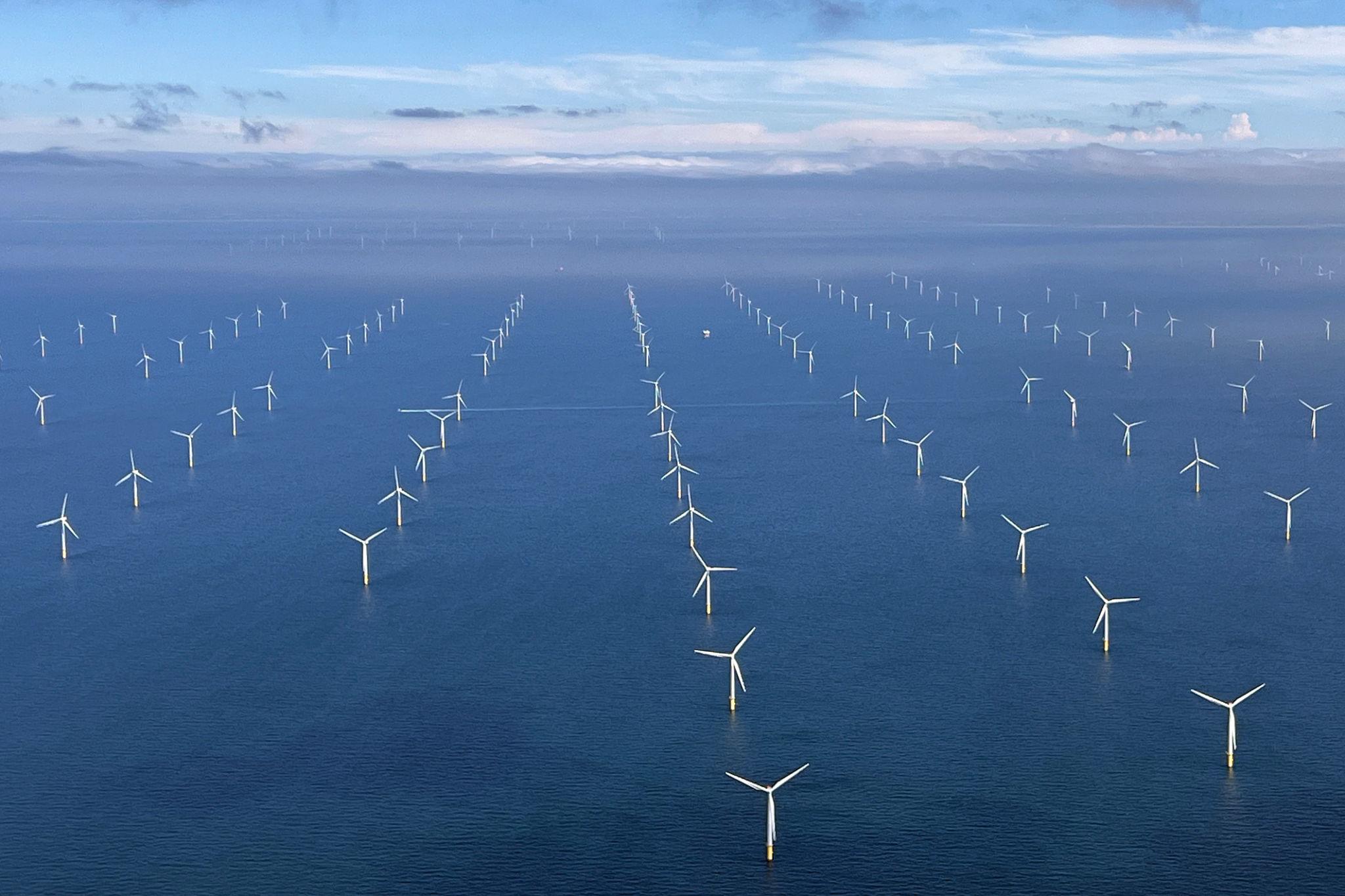 You are currently viewing UK Green Economy Surpasses £105 Billion as Net-Zero Industries Drive Jobs, Investment, and Growth