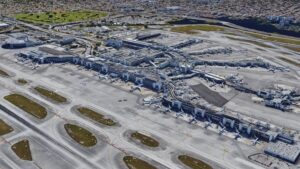 Read more about the article American Airlines Faces Record Flight Disruptions: Could Travel Stocks Be Headed for More Turbulence?