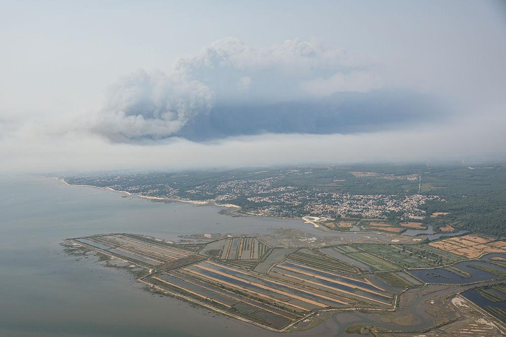 France Wildfire Near Bordeaux Forces Massive Evacuations as Firefighters Race Against Heat