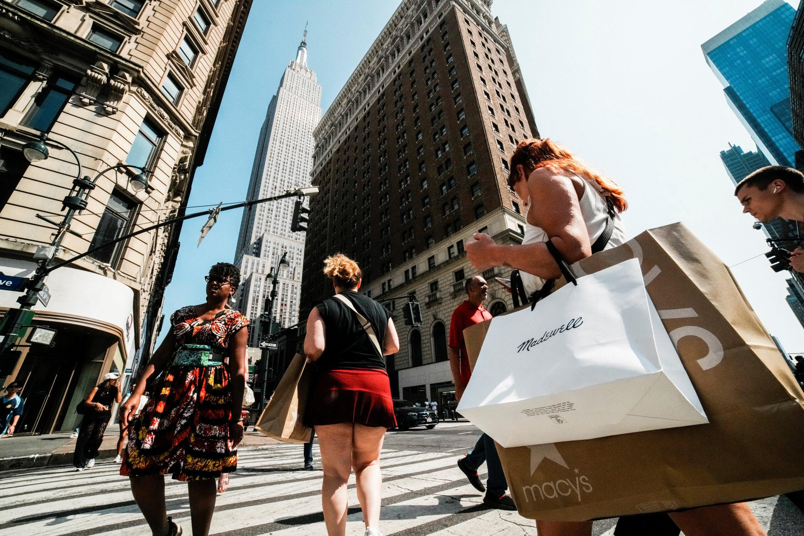 You are currently viewing Wall Street Is Near Record Highs, but U.S. Consumers Are Showing Warning Signs