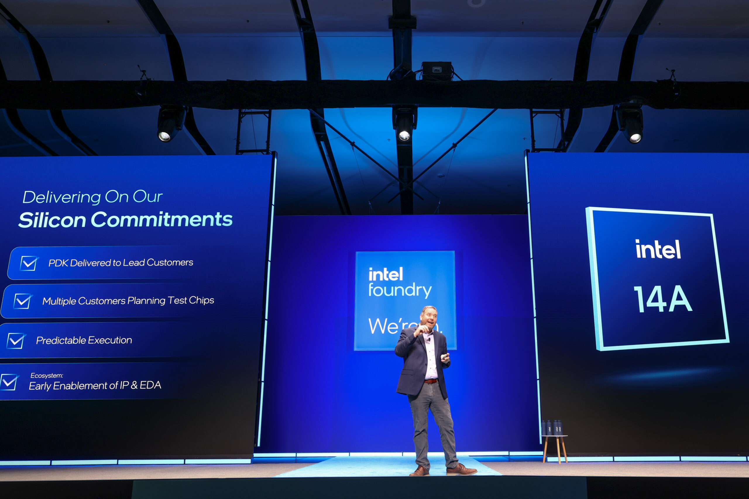 You are currently viewing Intel Stock Falls as 14A Progress Meets a $2.1 Billion Foundry Loss: Turnaround or Trap?