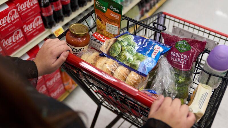 You are currently viewing U.S. Consumers Are Pulling Back: 7 Money Signals Americans Should Watch This Week