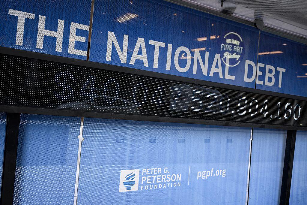 You are currently viewing U.S. Debt Tops $40 Trillion: What Treasury Buybacks, Trump Policies and Rising Interest Costs Mean for Americans